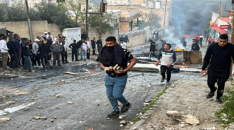 “كل شيء دُمر”.. أهالي مخيم جنين يروون تفاصيل اليوم الطويل من الاقتحام والقصف الإسرائيلي